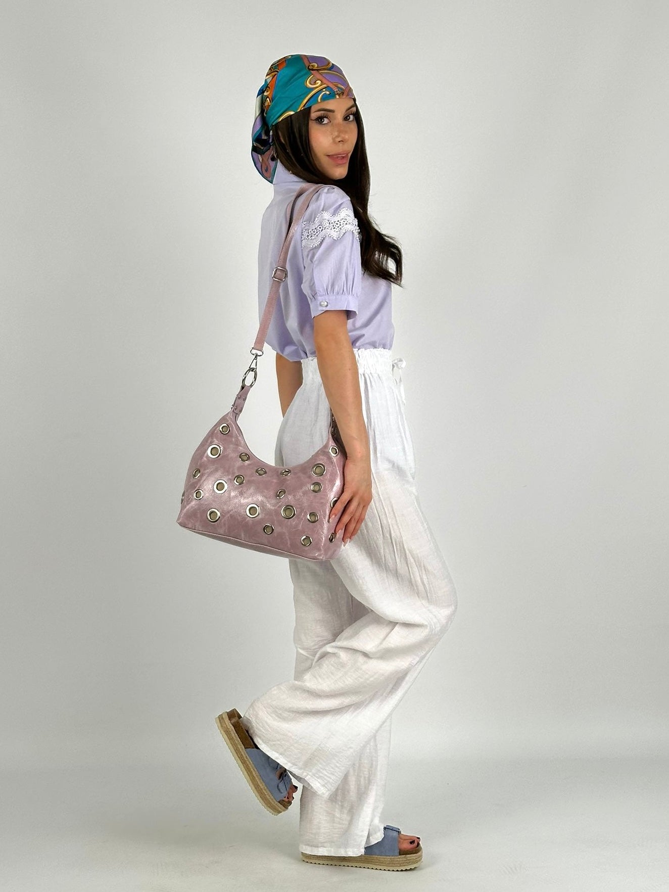 Pantalone elastico e fiocco bianco