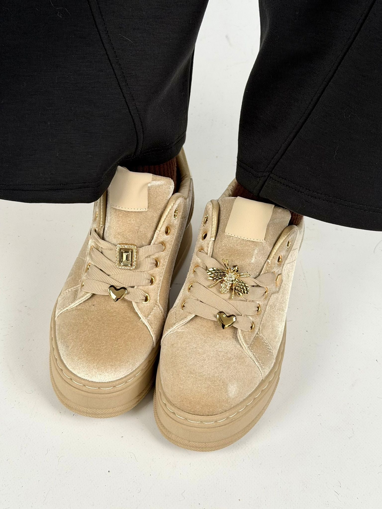 sneaker charm beige