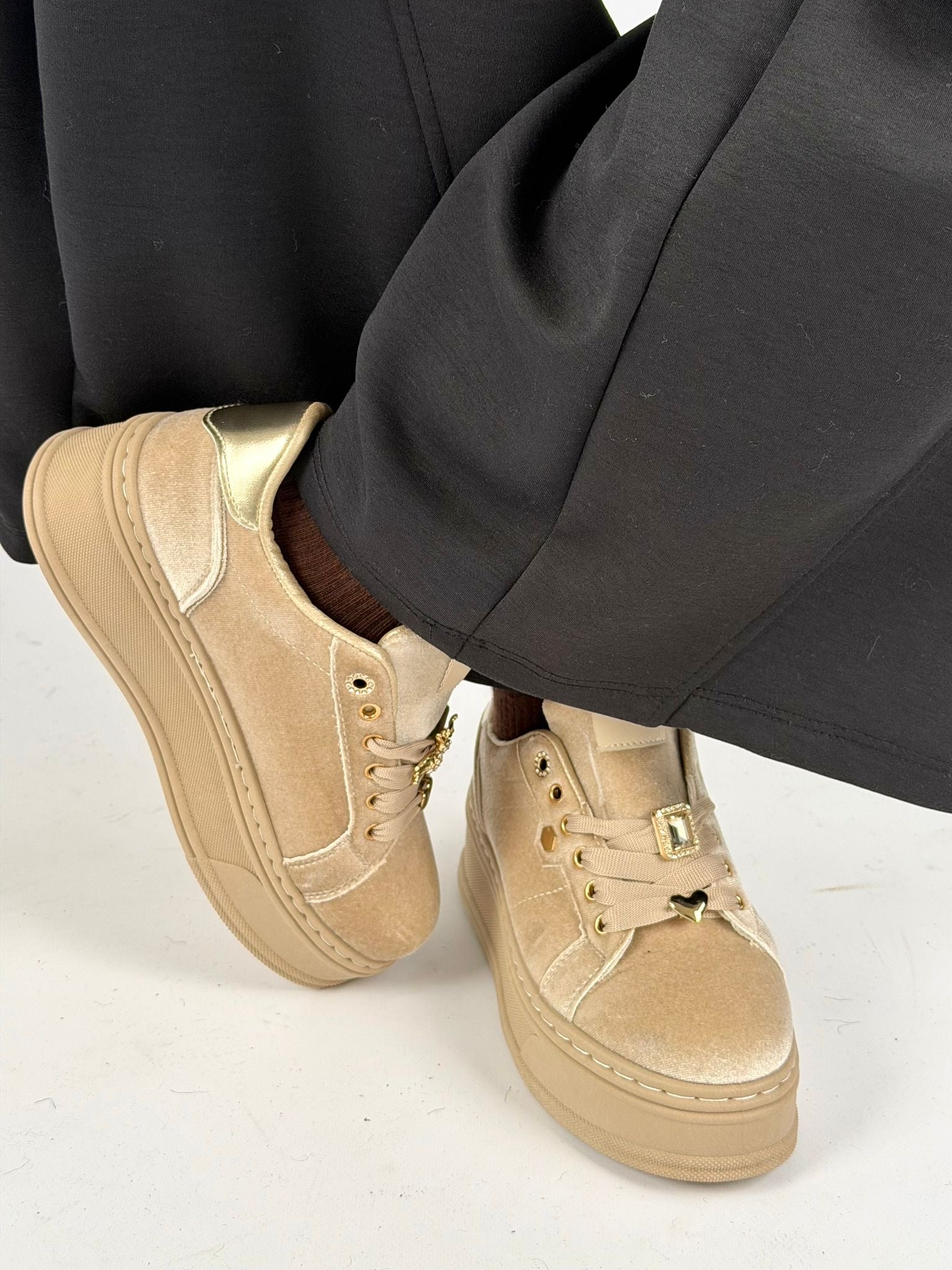 sneaker charm beige