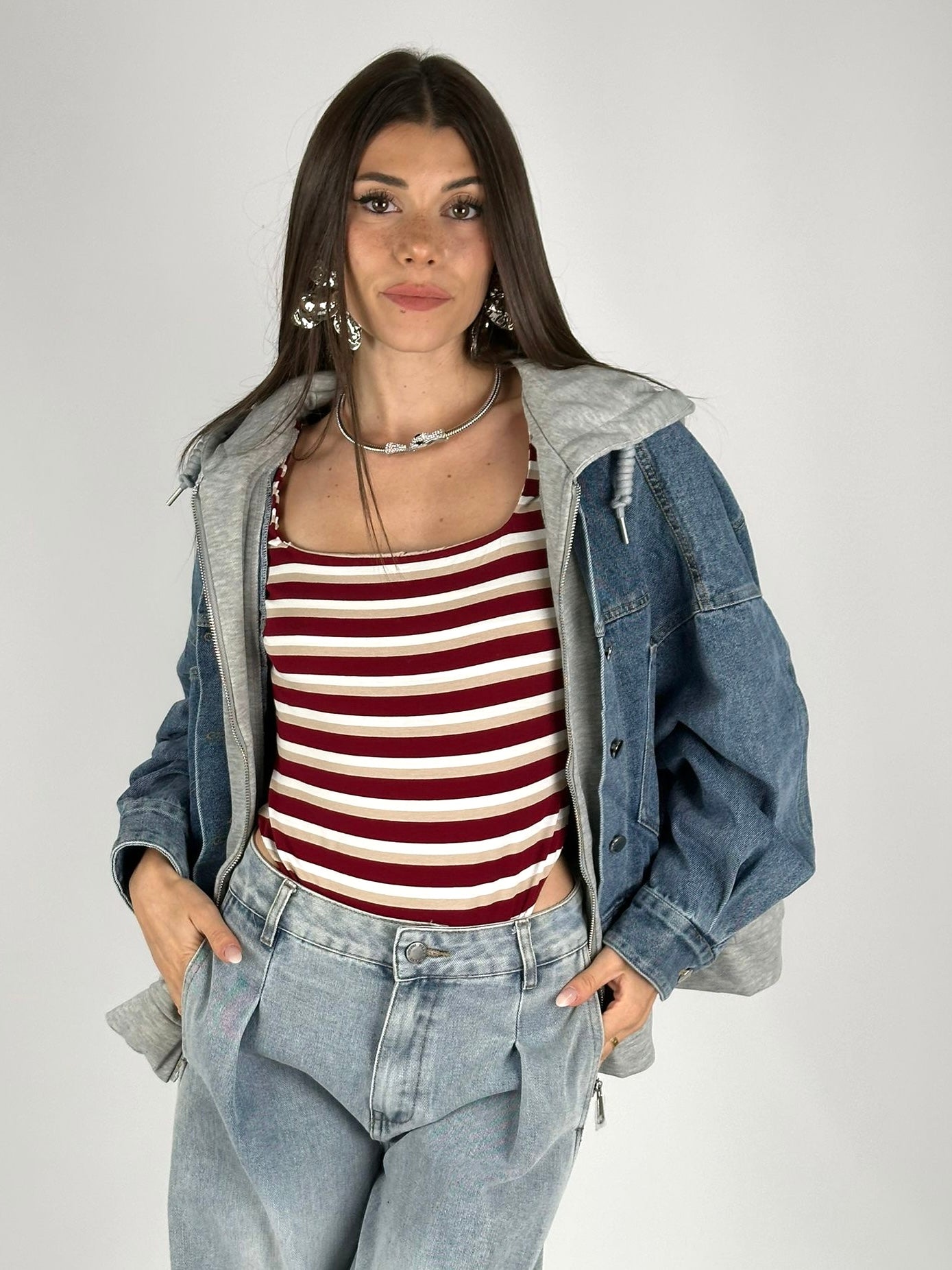 Giubbino denim e felpa