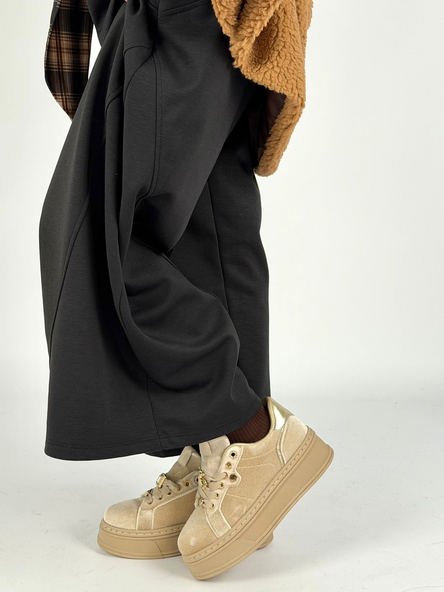 sneaker charm beige