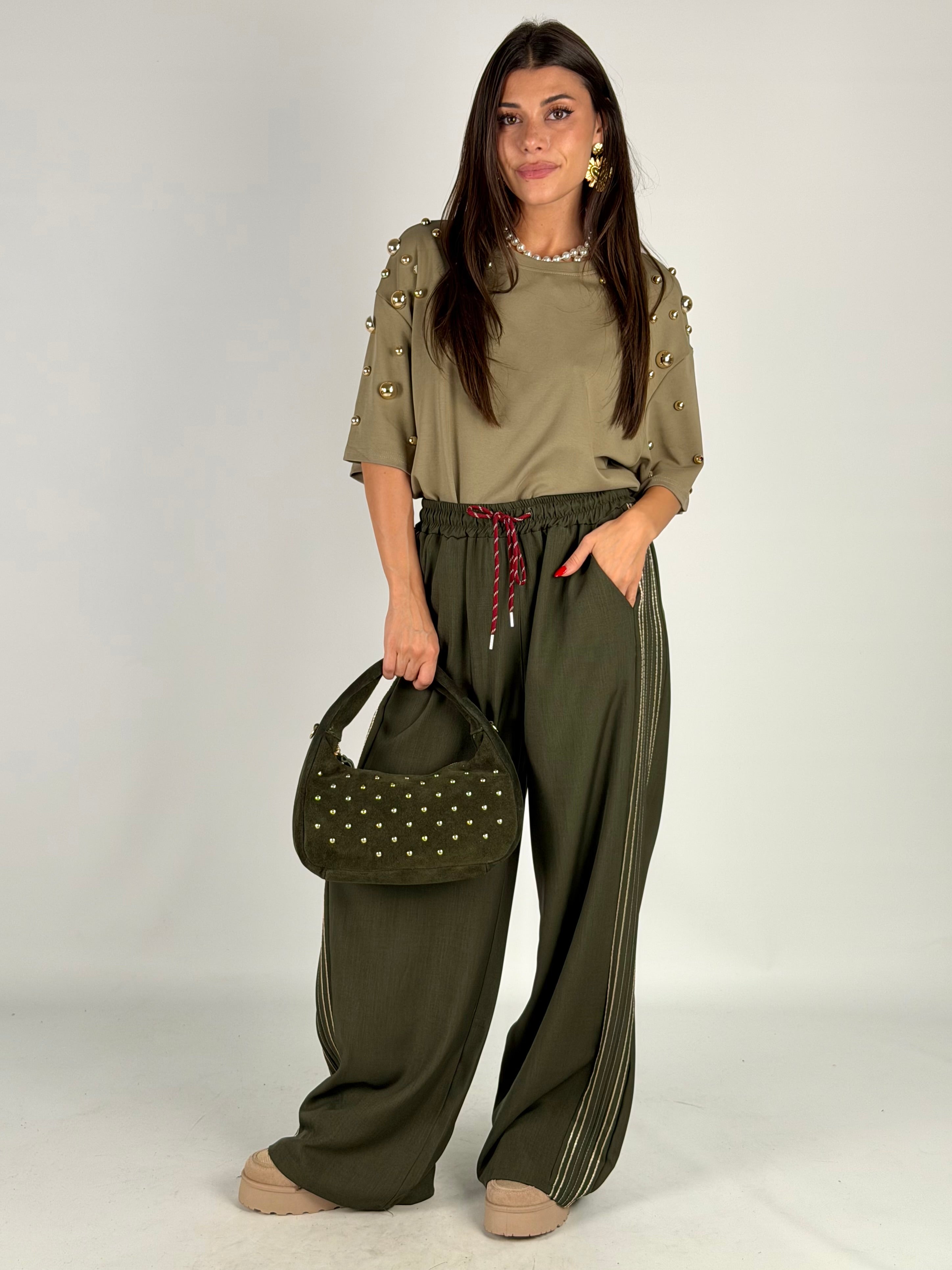 T-shirt borchiata verde