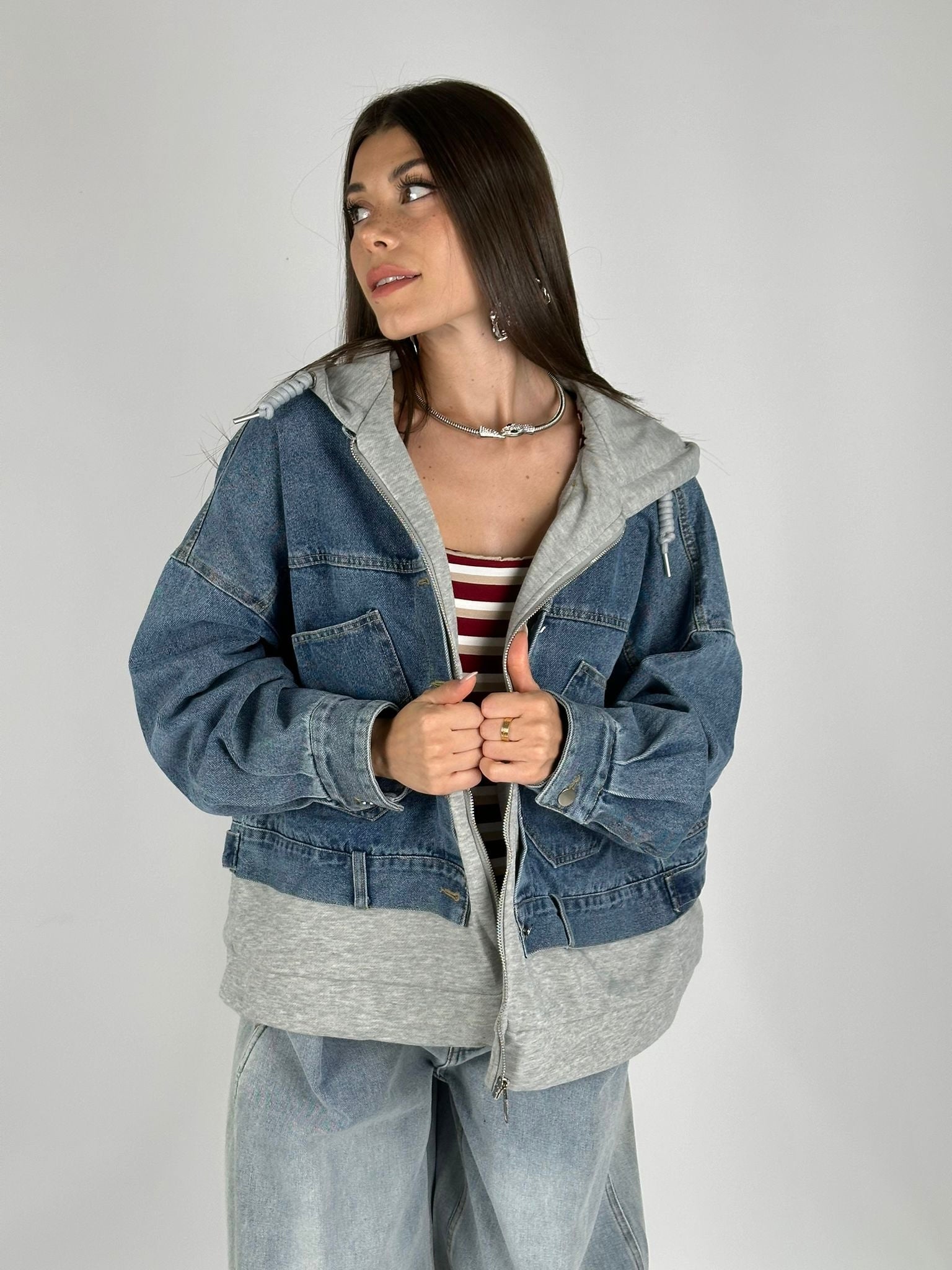 Giubbino denim e felpa