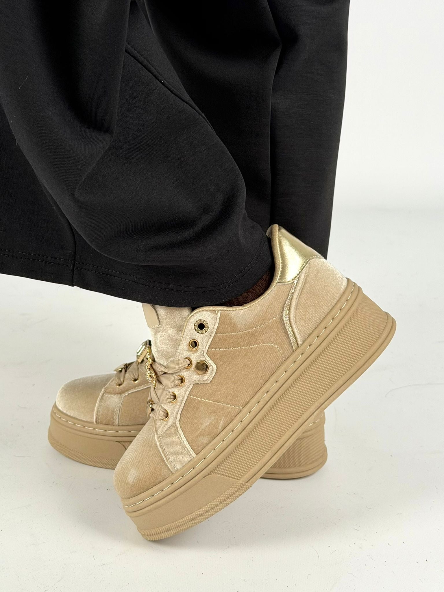 sneaker charm beige