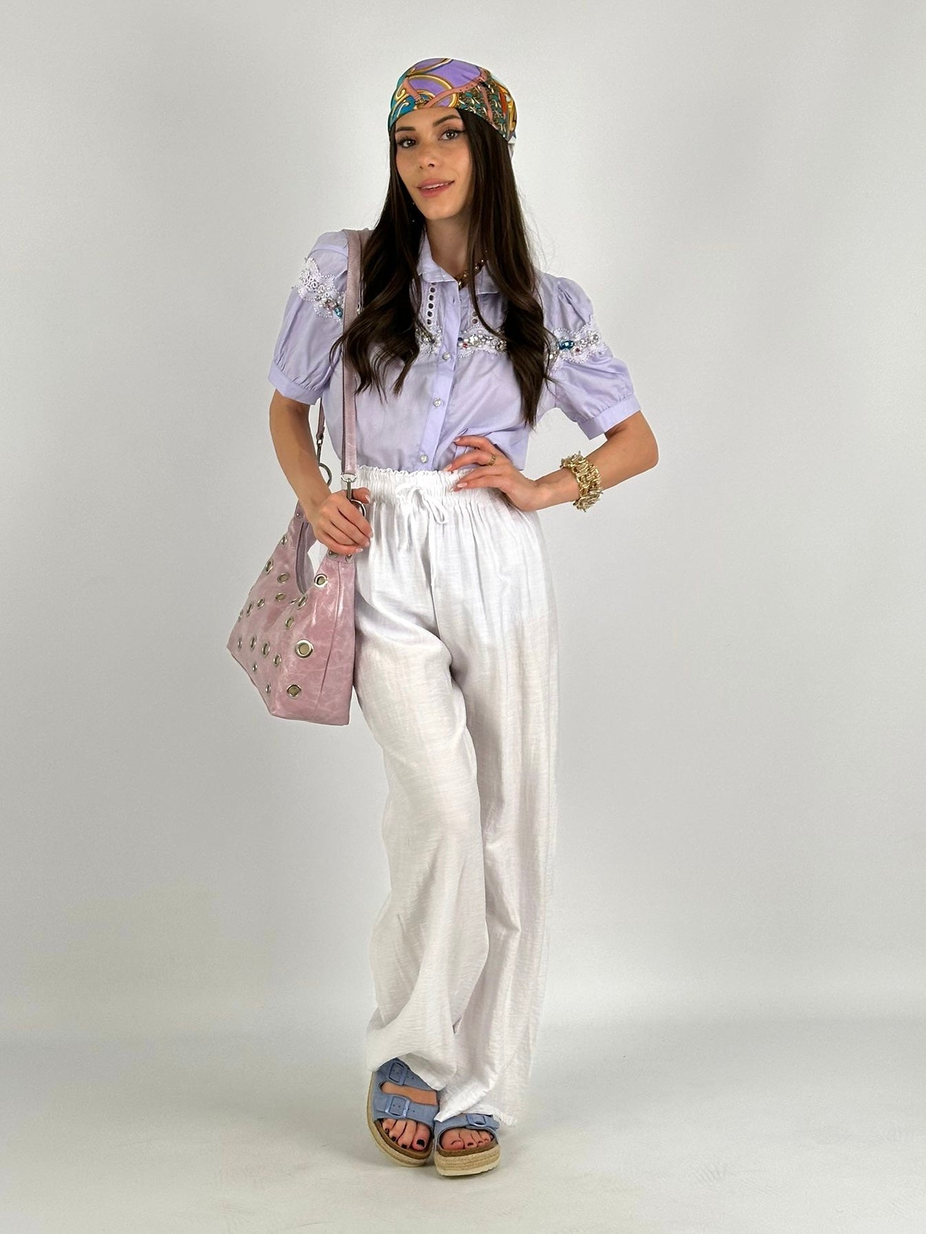 Pantalone elastico e fiocco bianco