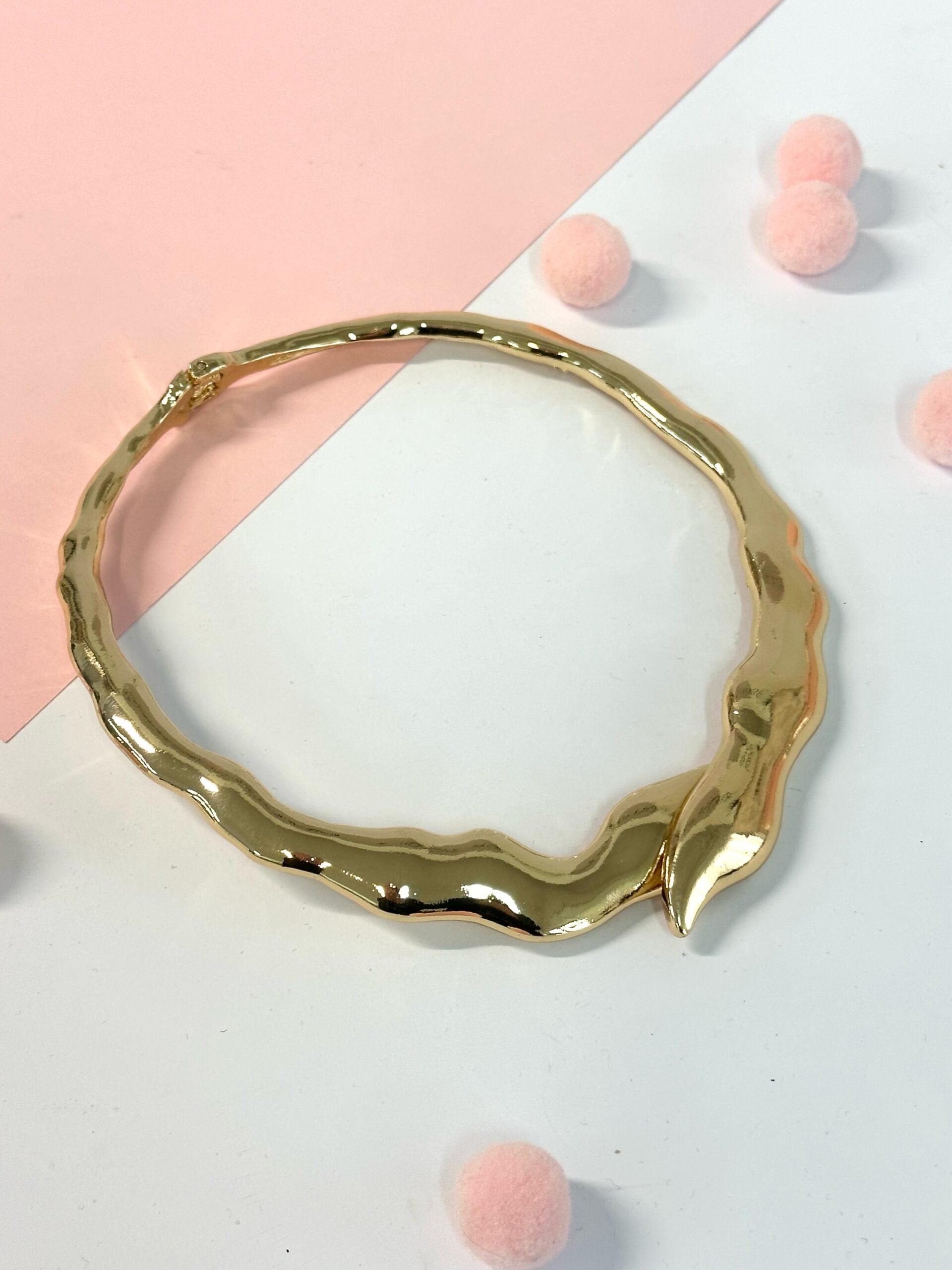 Collana rigida onde