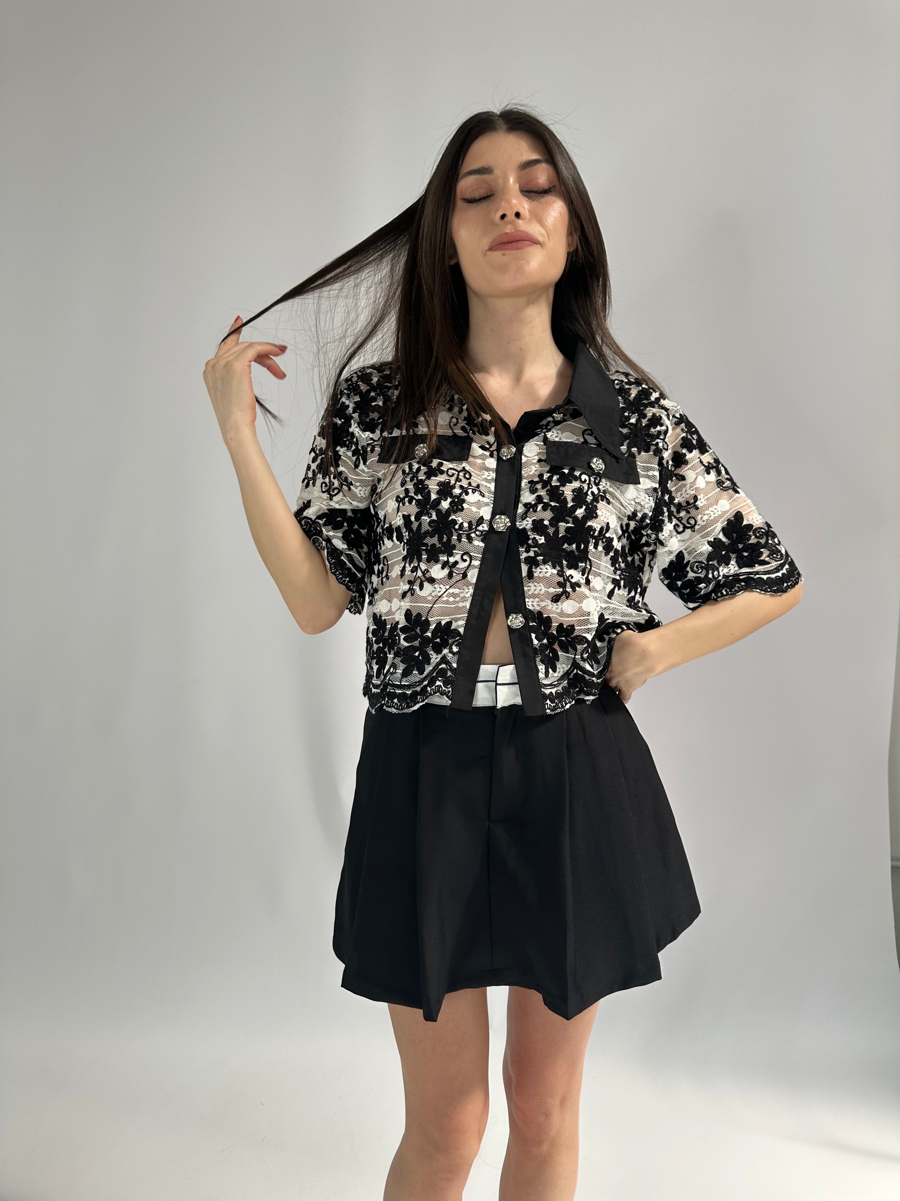 Camicia in pizzo crop nera